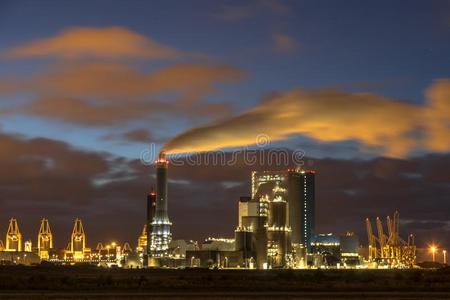 工业的风景和被照明的云在夜