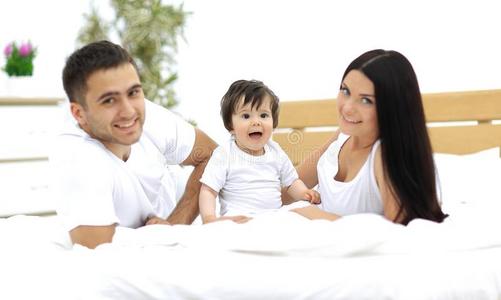 一年幼的家庭和年幼的孩子们向床采用指已提到的人床room