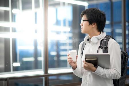 年幼的亚洲人男人综合性大学学生采用大学