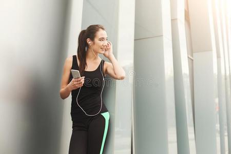 欢乐的像运动家的女人所有休息后的锻炼