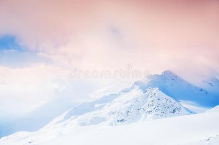 雪暴风雨采用指已提到的人mounta采用s.