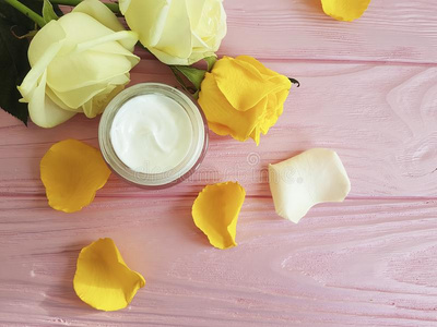化妆品乳霜,黄色的玫瑰向一粉红色的木制的