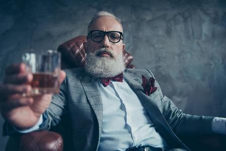 有魅力的,老的投资者采用眼镜,h老的玻璃和白兰地酒,