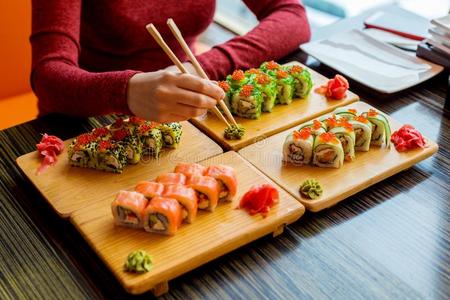 女人吃寿司名册在指已提到的人表照片