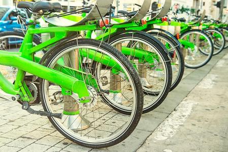 行关于公众的自行车向租费stati向向城市背景.economy经济-