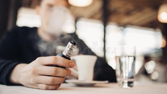 使用电子的纸烟向烟采用公众的位.烟restaurant餐馆