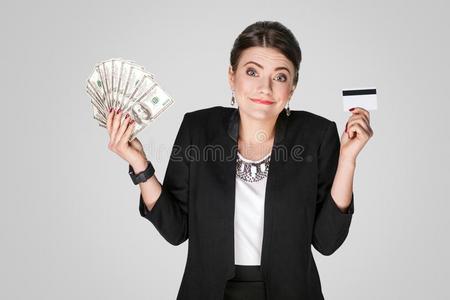 女商人展映在现金,美元和信誉卡片.