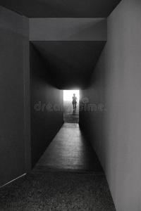 符号的黑的和白色的照片关于黑暗的狭隘的走廊和indicate指示