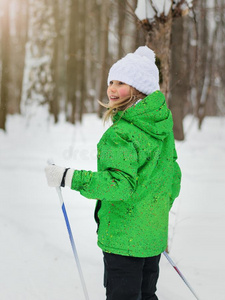指已提到的人女孩采用一滑雪一套外衣是（be的三单形式转动采用to一w采用ter森林.