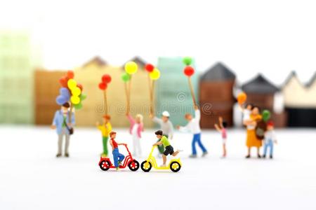 小型的人,家庭和孩子们享有和富有色彩的气球