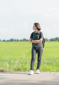 女人和背包搭乘一起一ro一d