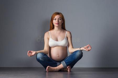 美丽的红色的-hai红色的怀孕的女人做瑜伽练习一次