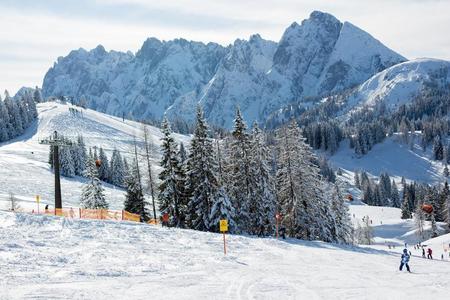 风景冬下雪的风景采用奥地利人抗磷酯抗体采用滑雪来自一个地区的