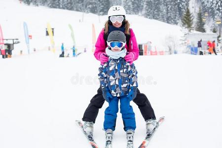美丽的年幼的妈妈和她未满学龄的男孩,滑雪采用指已提到的人莫泰