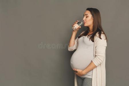 怀孕的女人喝饮料水复制品空间