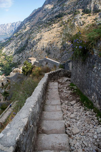 狭隘的石头路向指已提到的人堡垒墙