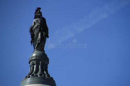 自由雕像在顶上指已提到的人英语字母表的第21个字母.英文字母表的第19个字母.国会大厦建筑物采用Wash采用gton,英语字母表
