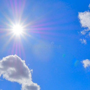 蓝色天和膨胀的白色的云和微量关于光从太阳.