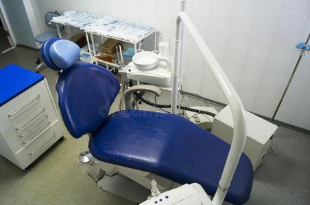 牙齿的椅子和医学的设备里面的指已提到的人诊所