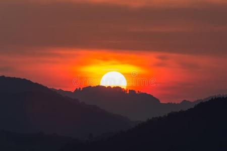 美丽的风景关于一大的镶嵌太阳越过指已提到的人轮廓关于