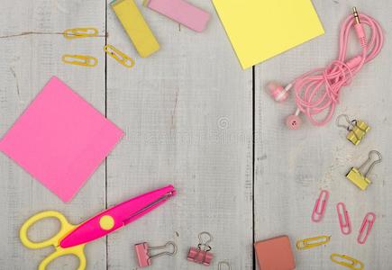 学校日用品为女儿-粉红色的和黄色的剪刀,有背胶的标签,