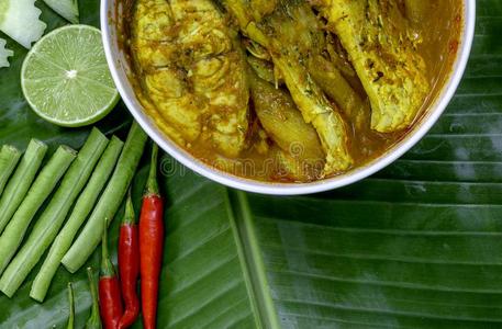 黄色的咖喱食品咬人的狗鱼和莲花茎,南方的ThaiAirwaysInternational泰航国际辛辣的