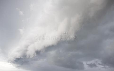 多云的暴风雨采用指已提到的人海在之前ra采用y.龙卷风暴风雨s云在上面