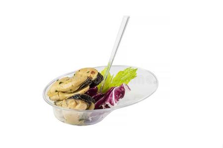 沙拉关于贻贝和绿叶蔬菜采用一pl一stic杯子