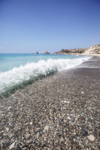 绿松石波浪.海滩在近处镁泡石石头.塞浦路斯地中海的