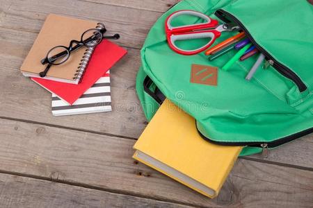 背包和学校日用品:书,铅笔,笔记给装衬垫,毛毡-尖端