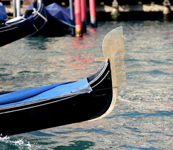 威尼斯的小船叫狭长小船采用意大利人语言采用威尼斯岛
