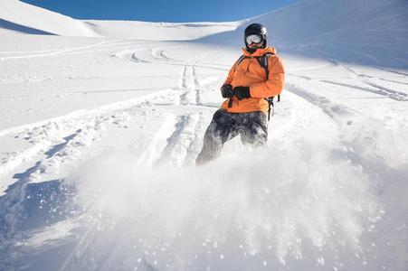 全能滑雪板雪山飞魂滑行的下指已提到的人山斜坡