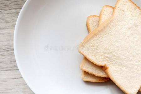 向祝酒切成片关于面包向白色的盘子