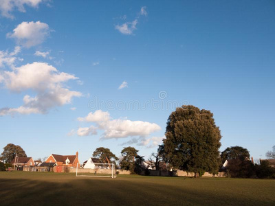 敞开的草平原和目标邮件公园春季蓝色多云的天