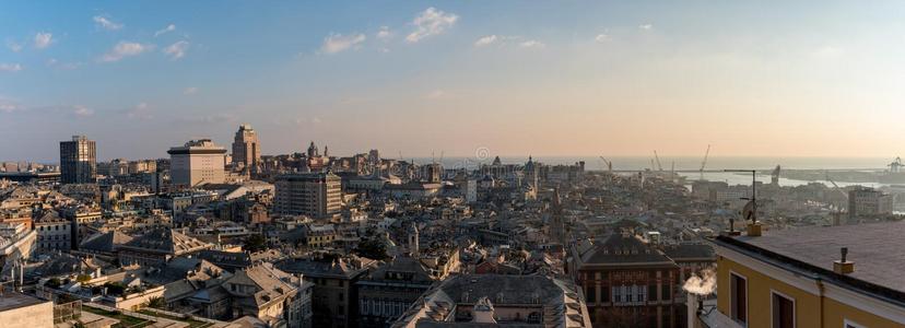 城市风景关于热那亚意大利在日落和蓝色天