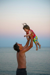 父亲所有乐趣和她女儿在海