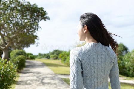 女人令人轻松的在指已提到的人公园