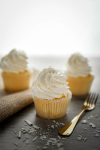 香子兰纸杯蛋糕霜状白糖和黄油乳霜.