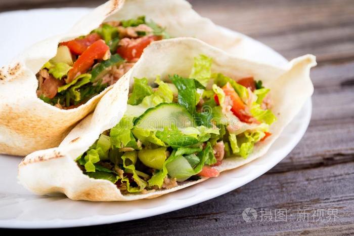 金枪鱼沙拉皮塔饼三明治特写镜头