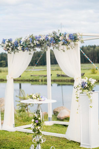 指已提到的人婚礼弓形是（be的三单形式装饰和蓝色花和白色的光