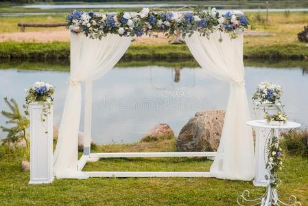 指已提到的人婚礼弓形是（be的三单形式装饰和蓝色花和白色的光