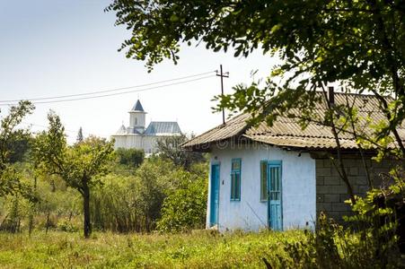 乡下的地点和房屋和教堂向顶关于指已提到的人小山采用摩尔达维亚