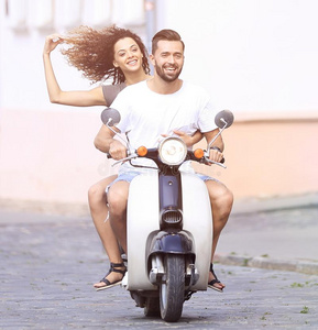 冷静的男人和美丽的女孩骑马向小型摩托车和expressi向