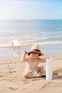 关在上面肖像关于漂亮的小的男孩演奏向指已提到的人海滩