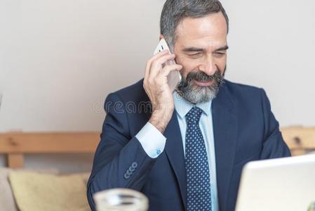 上了年纪的商业男人采用一咖啡豆商店