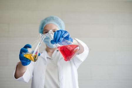 俄国的女性的科学家采用实验室和玻璃管.试验一