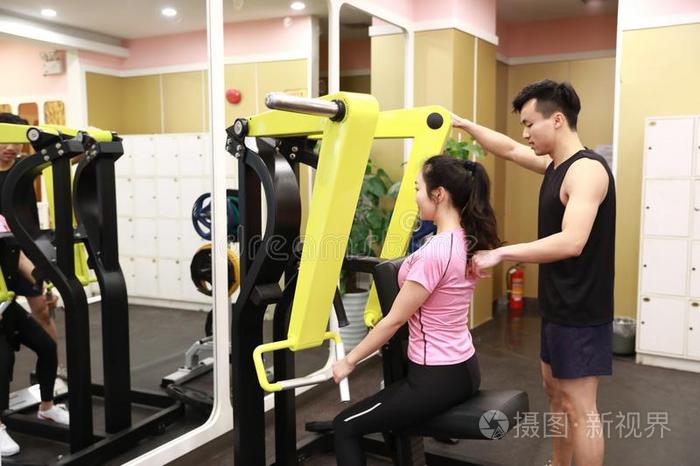 亚洲人中国人女人采用健身房lift采用g重量