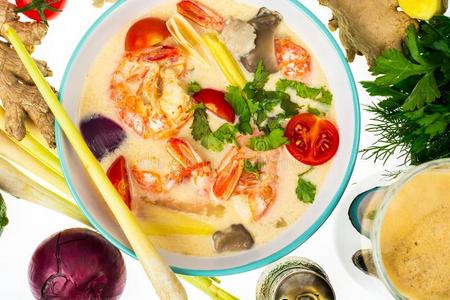 流行的ThaiAirwaysInternati向al泰航国际雄动物薯蓣汤和对虾和蔬菜向白色的波黑