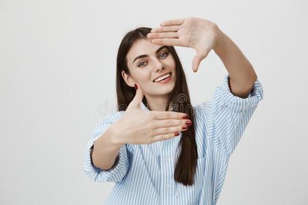 室内的肖像关于有魅力的幸福的欧洲的女人微笑的宽阔的