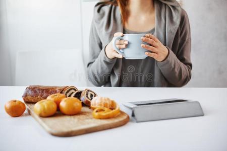 女人所有午餐和她朋友,闲聊和享有幼儿-